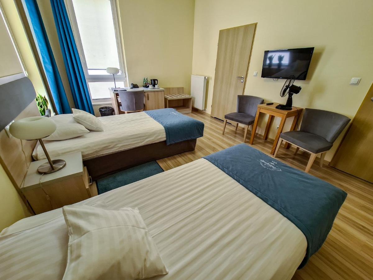 Antoninska Hotel & Apartamenty Лешно Екстериор снимка