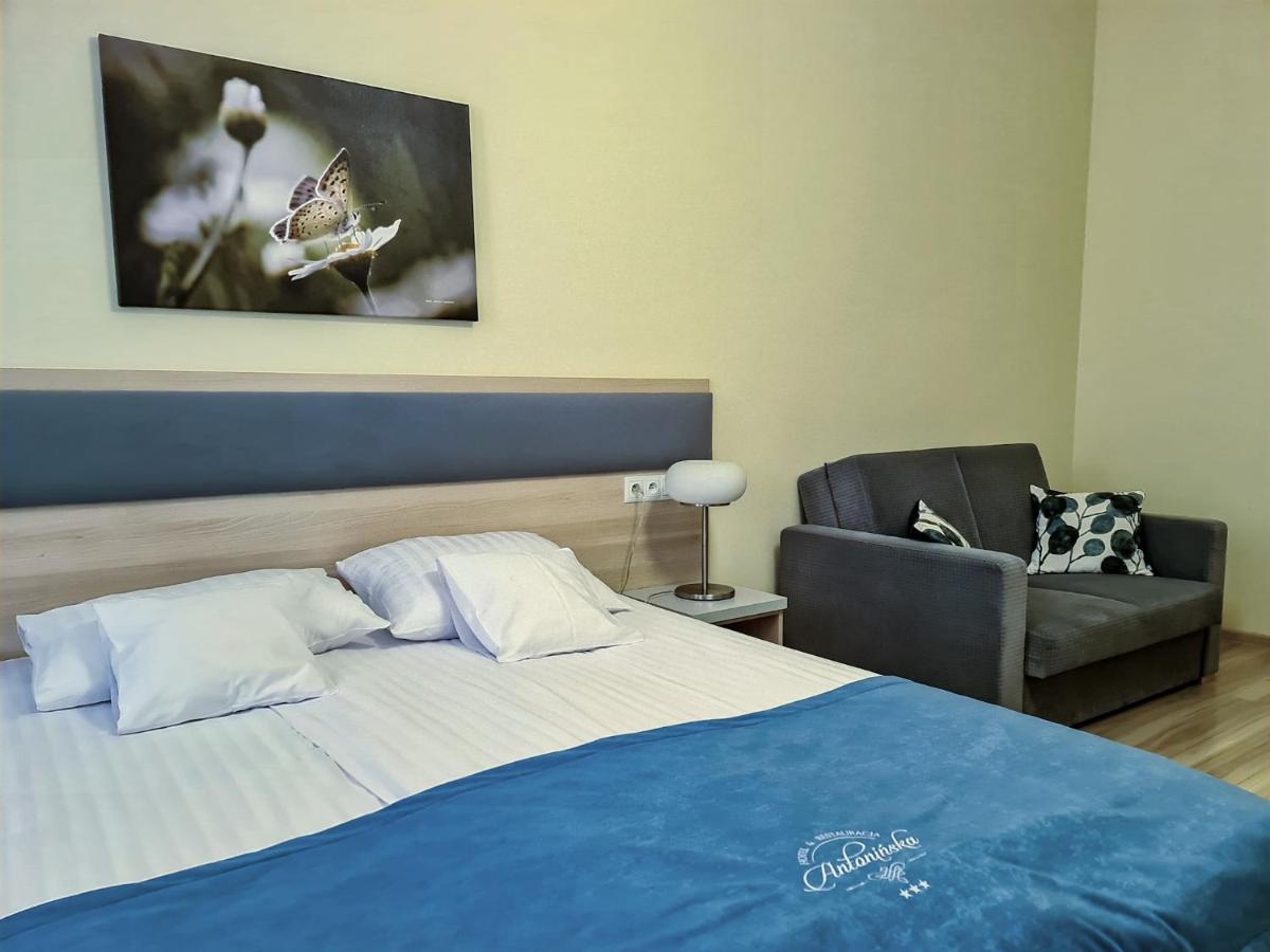 Antoninska Hotel & Apartamenty Лешно Екстериор снимка