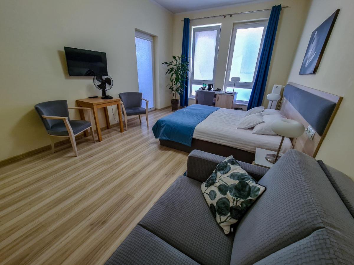 Antoninska Hotel & Apartamenty Лешно Екстериор снимка
