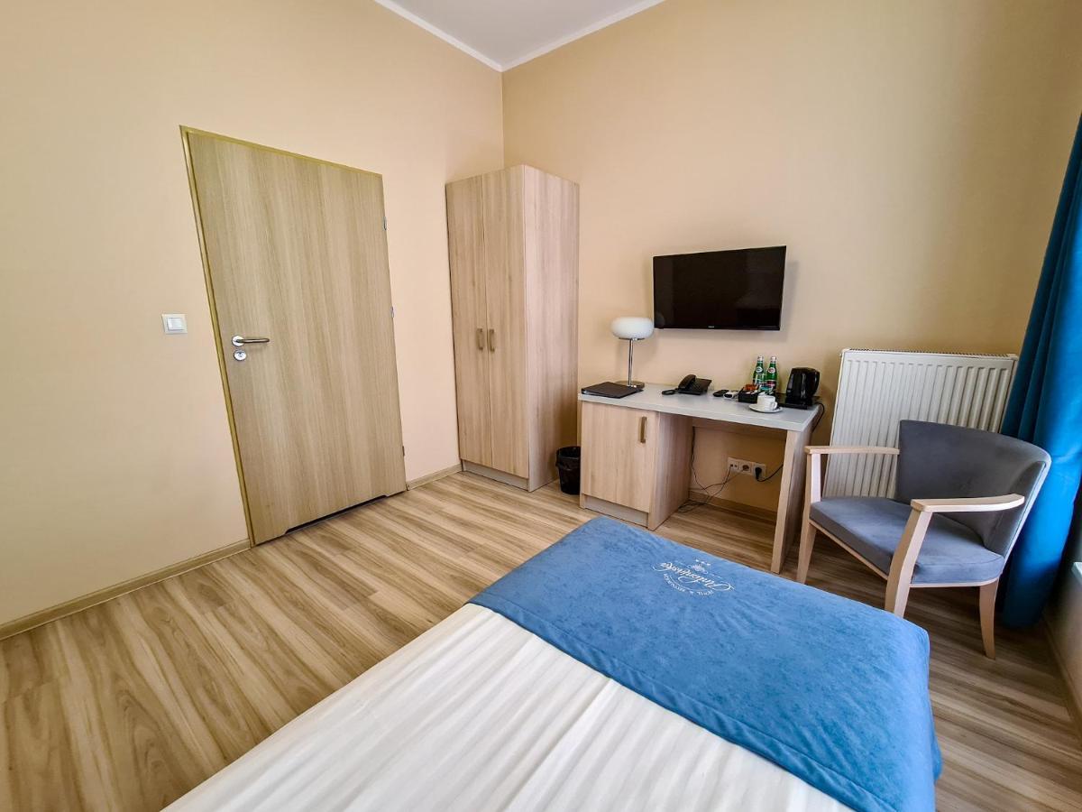 Antoninska Hotel & Apartamenty Лешно Екстериор снимка