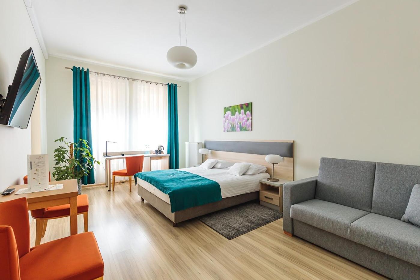 Antoninska Hotel & Apartamenty Лешно Екстериор снимка