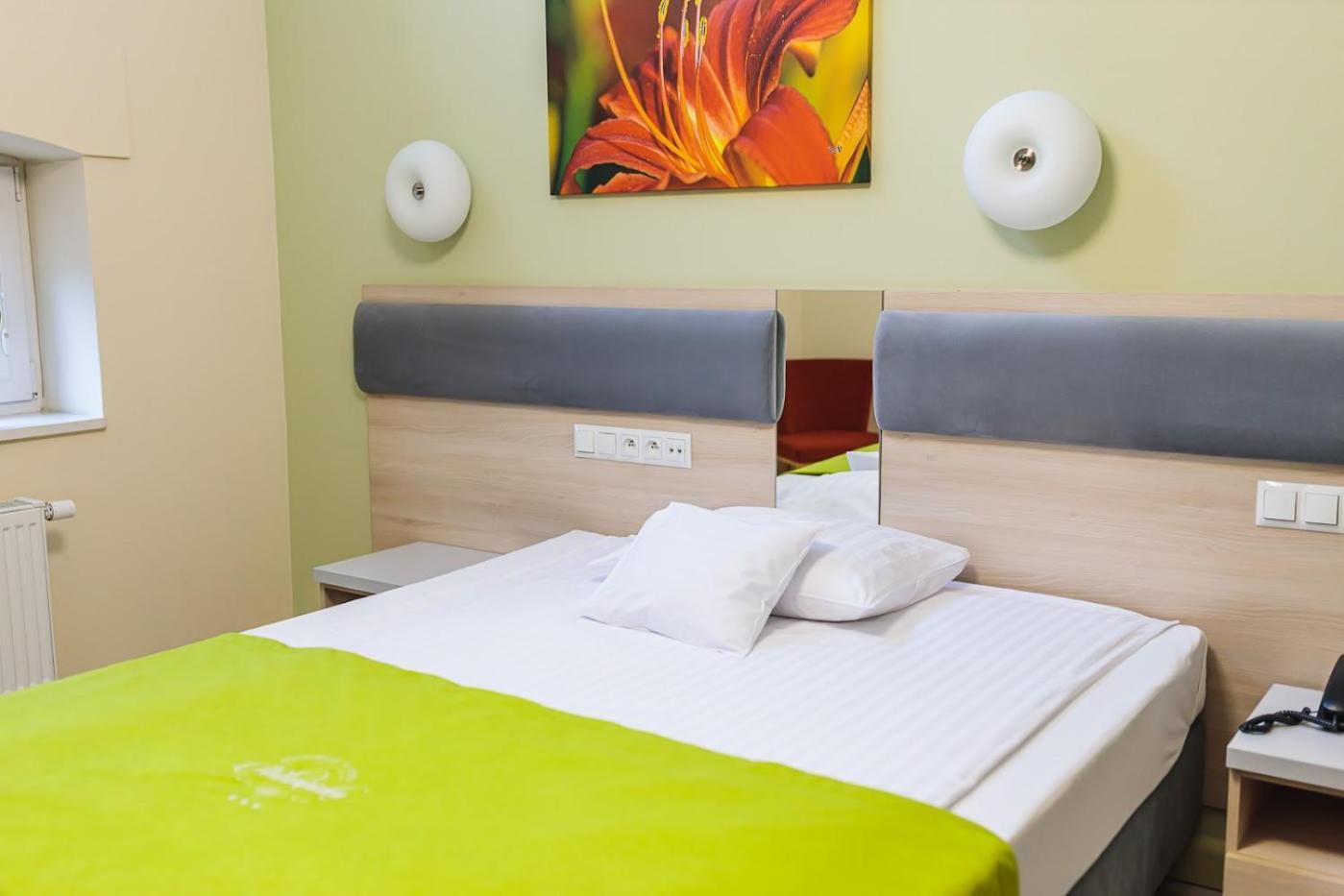 Antoninska Hotel & Apartamenty Лешно Екстериор снимка