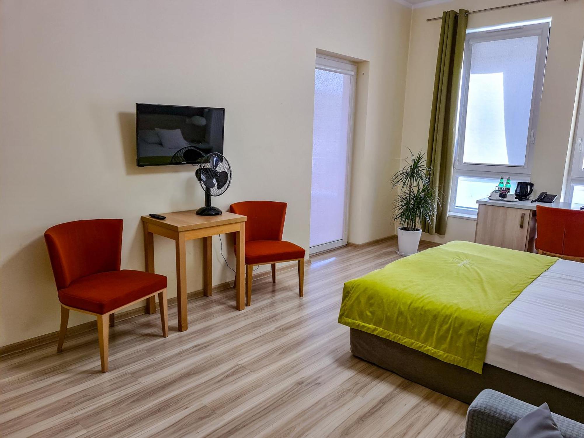 Antoninska Hotel & Apartamenty Лешно Екстериор снимка