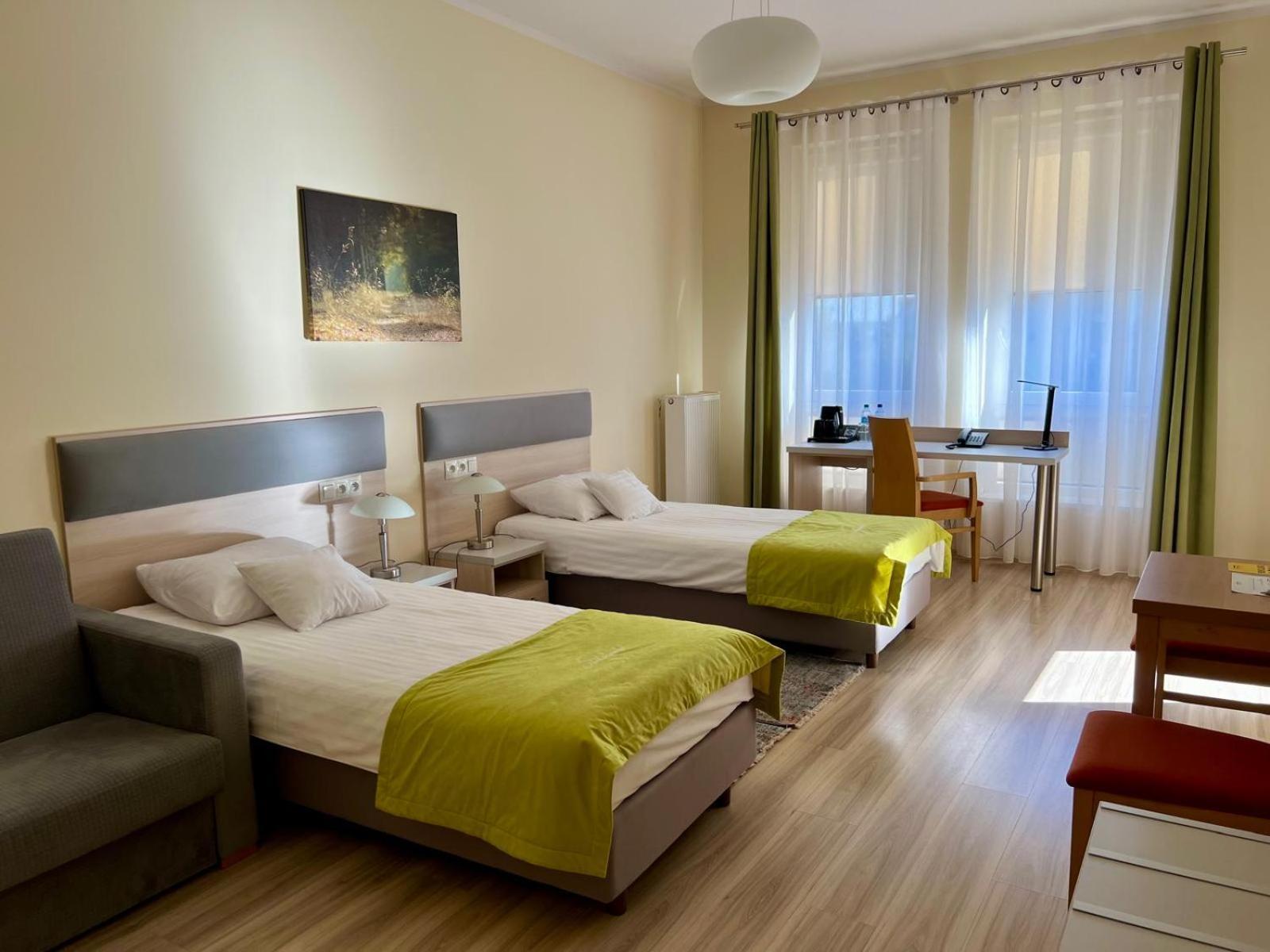 Antoninska Hotel & Apartamenty Лешно Екстериор снимка